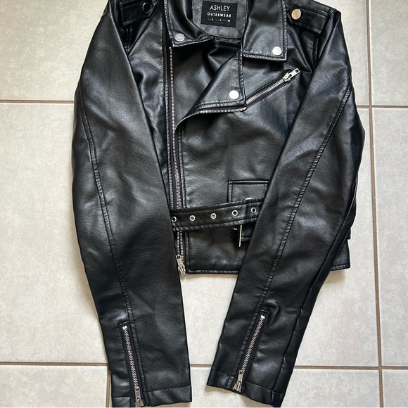 Black Cropped faux Leather Jacket - Picture 5 of 8